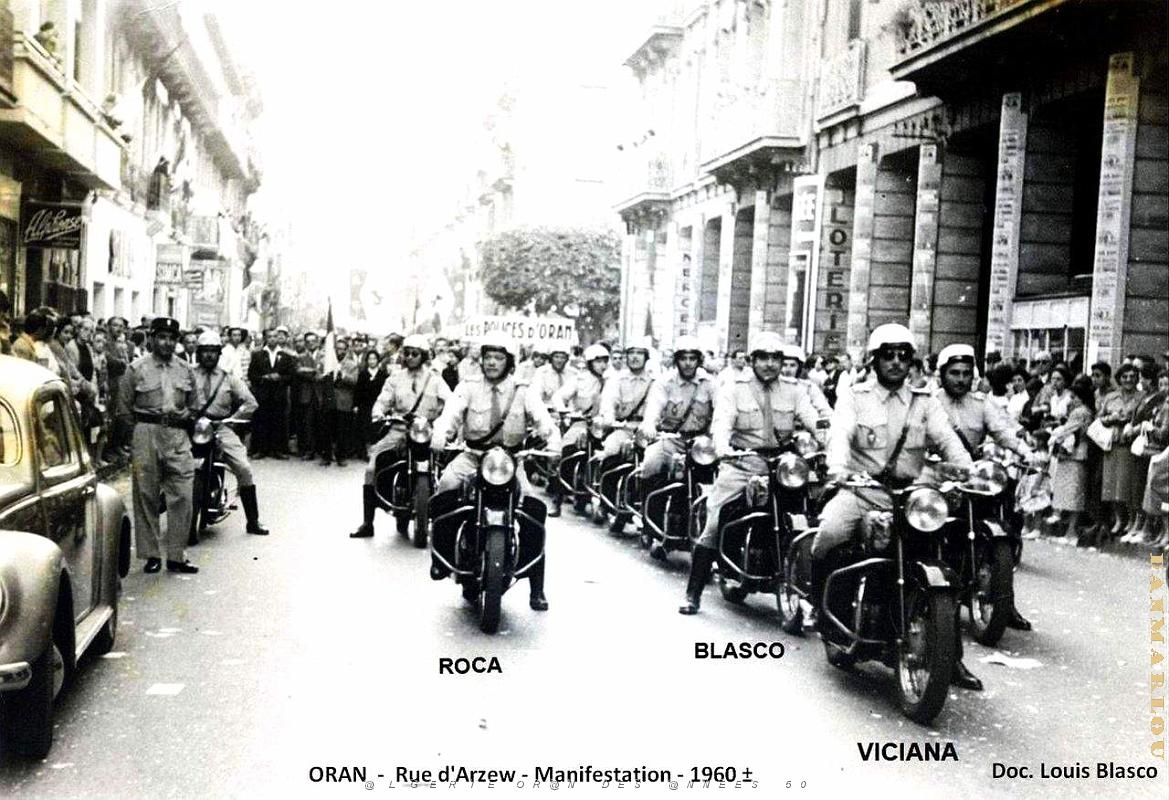 Oran - Rue d'Arzew - Manifestation - Motards - 1960.jpg